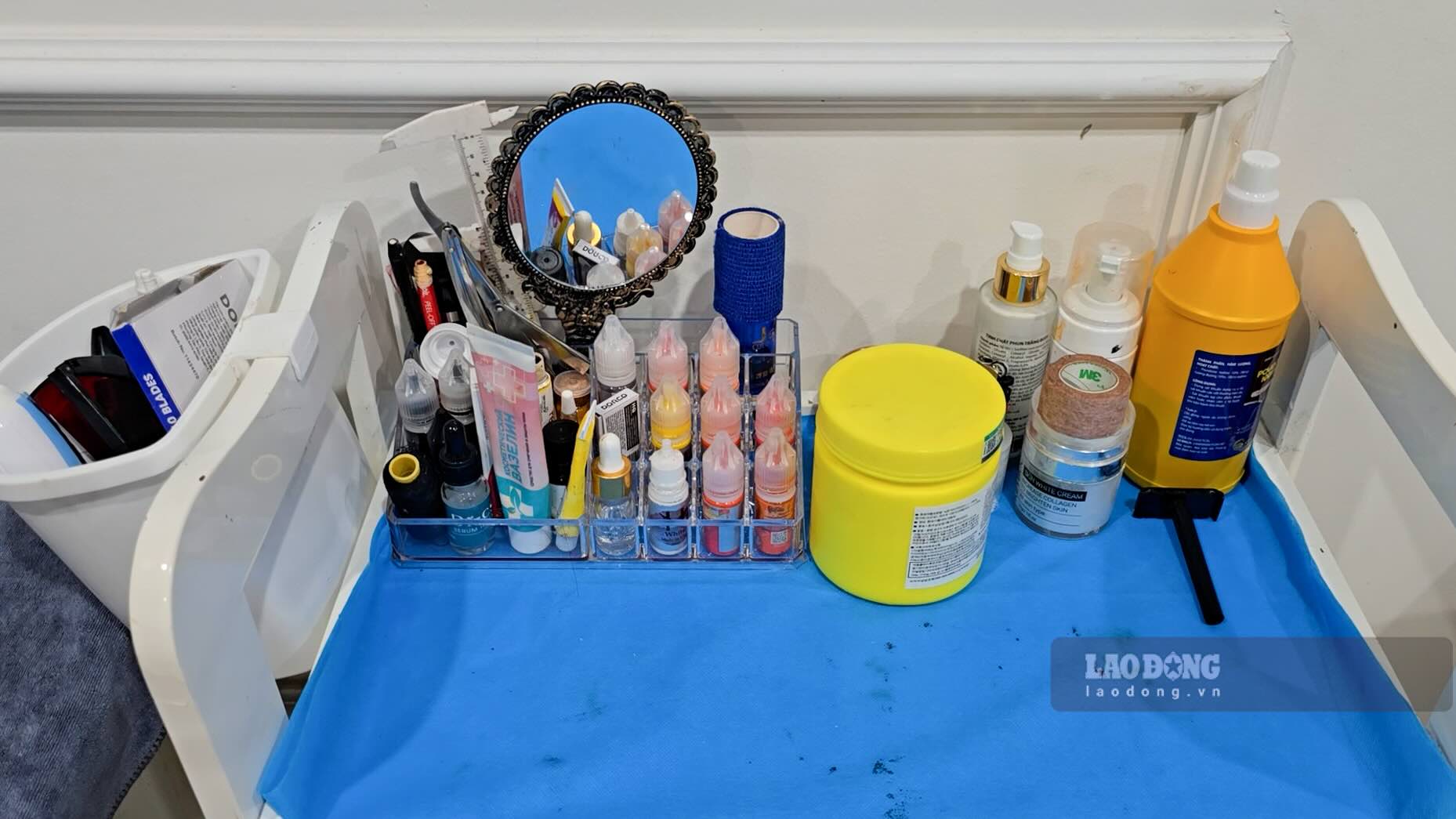 Những hình ảnh được ghi lại bên trong phòng khám bất thường này. Ảnh: PV