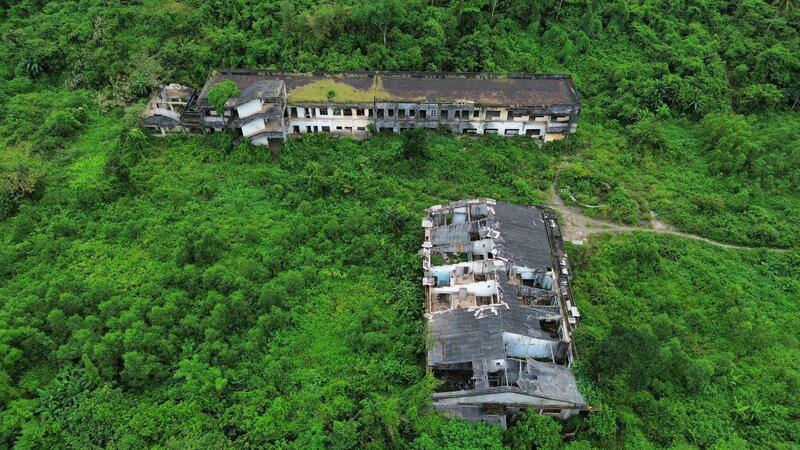 Nui Thien But o trung tam tinh Quang Ngai hien nhech nhac, hoang tan, vi vay nguoi dan mong moi du an cong vien Thien But som duoc khoi cong. Anh: Vien Nguyen.