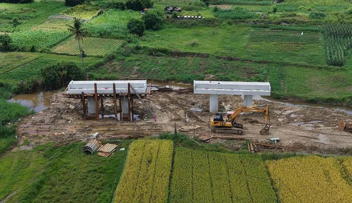 꽝응아이의 Hoang Sa - Doc Soi 도로 프로젝트의 시공 진척 상황은 부지 인도 면적이 여전히 낮고 매끄럽지 않아 지연되고 있습니다. 사진: Vien Nguyen