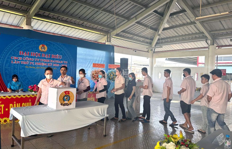 Dai bieu thuc hien quyen bau cu tai dai hoi. Anh: Thanh Mai