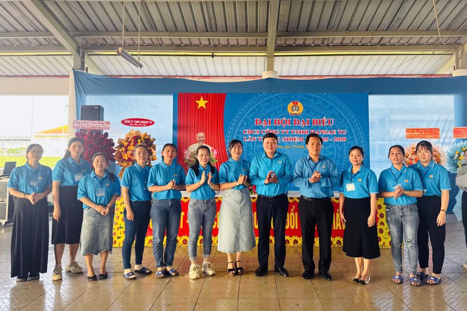 Chu tich Cong doan cac khu cong nghiep, khu kinh te Dong Thap chuc mung Ban chap hanh CDCS Cong ty TNHH HANSAE TG. Anh: Thanh Mai