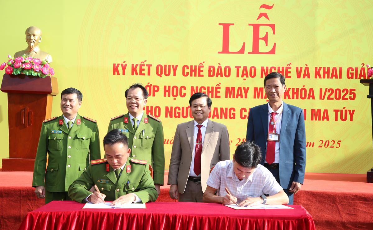 Signing ceremony of vocational training regulations, opening industrial sewing class for people on drug addiction treatment. Photo: Hung Tho