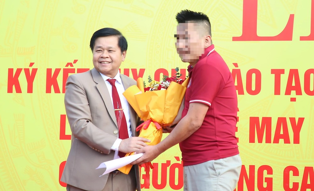 Nguoi cai nghien ma tuy (phai anh) tham gia lop dao tao nghe may nhan hoa chuc mung. Anh: Hung Tho