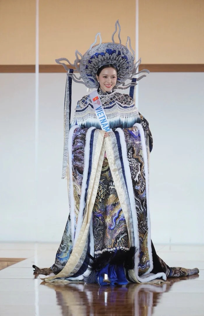 Kieu Duy trong trang phuc dan toc. Anh: Miss International.