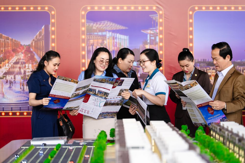 Essensia Broadway thu hut su quan tam cua cac khach moi tham du su kien. Anh: Phu Long