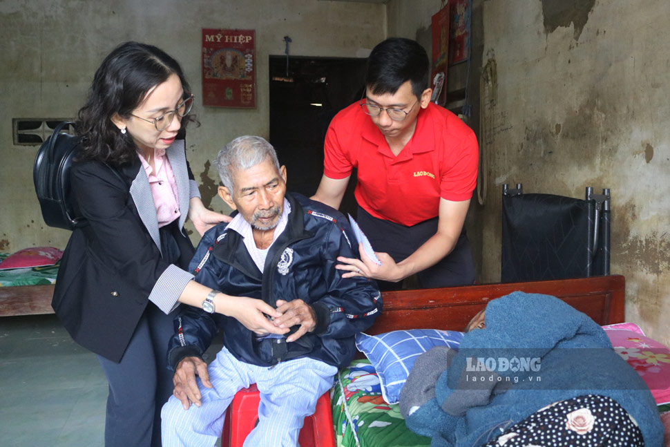 Mot so hinh anh trao ho tro va cac ngoi nha con lam lem bun dat sau lu. Anh: Hoai Phuong