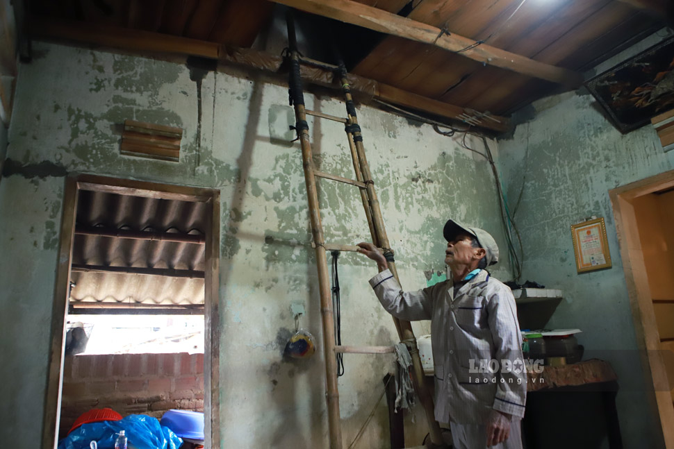 Nguoi dan ke lai canh leo len gac mai tranh lu khi nha da ngap hon 2m. Anh: Hoai Phuong