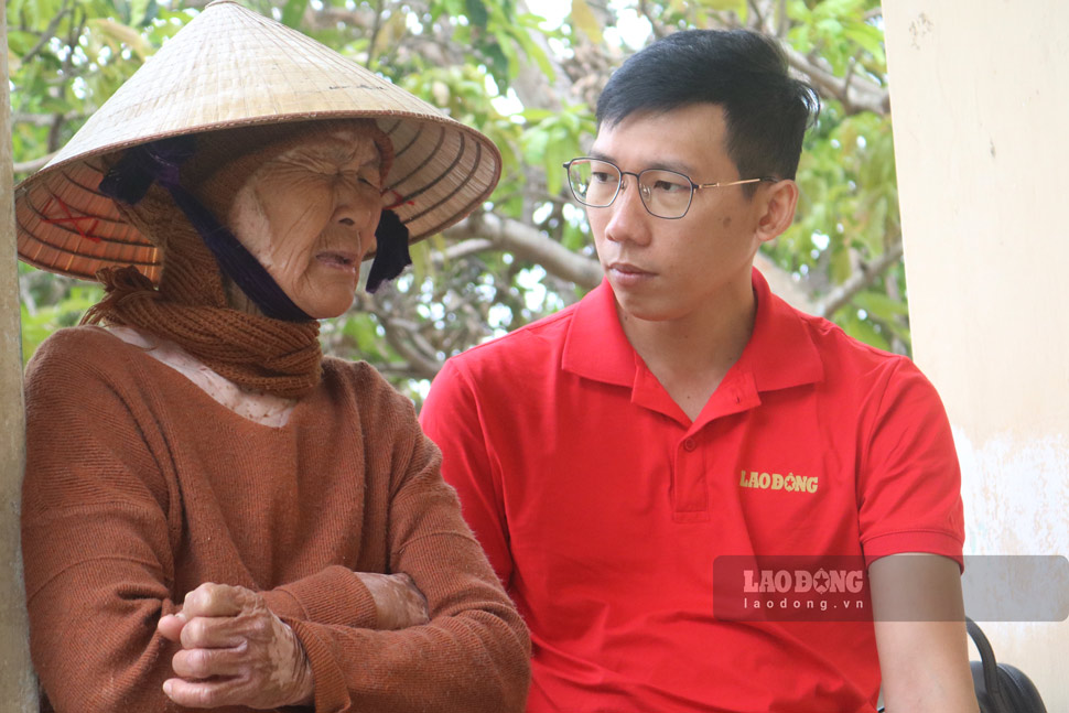 Ba Van xuc dong khi nhan duoc ho tro tu Quy Tam long Vang. Anh: Hoai Phuong