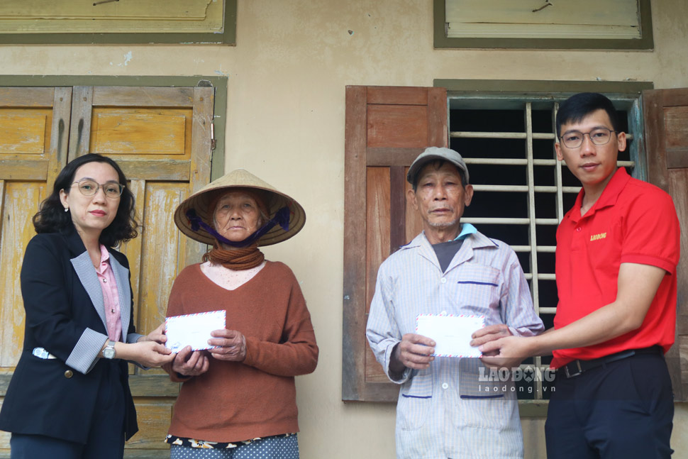 ラオドン新聞記者とクイニョンバク区党委員会（ザーライ）常任副書記のホー・ティ・キム・ゴック女史は、嵐や洪水で被害を受けた人々に対するゴールデンハート慈善基金からの支援を表明した。写真: ホアイ・フオン