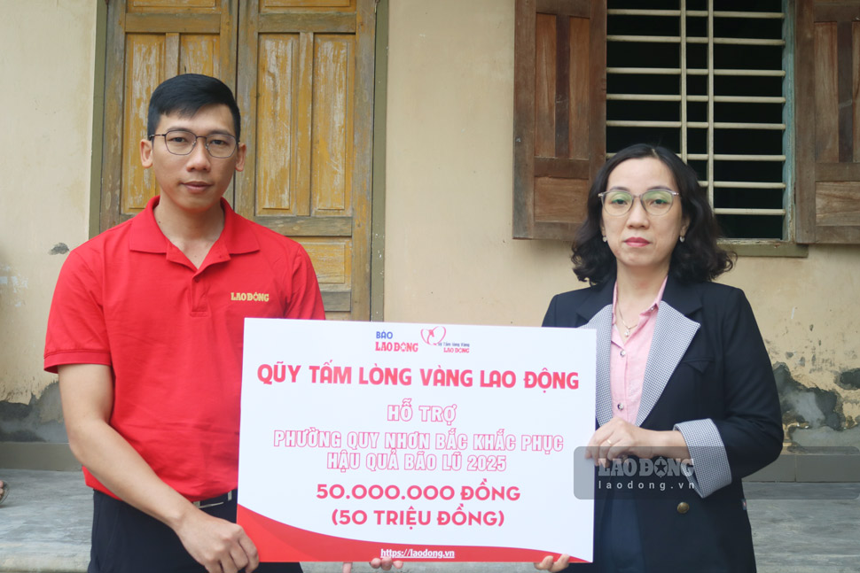 Dai dien Quy Tam long Vang trao ho tro 50 trieu dong cho phuong Quy Nhon Bac. Anh: Hoai Phuong