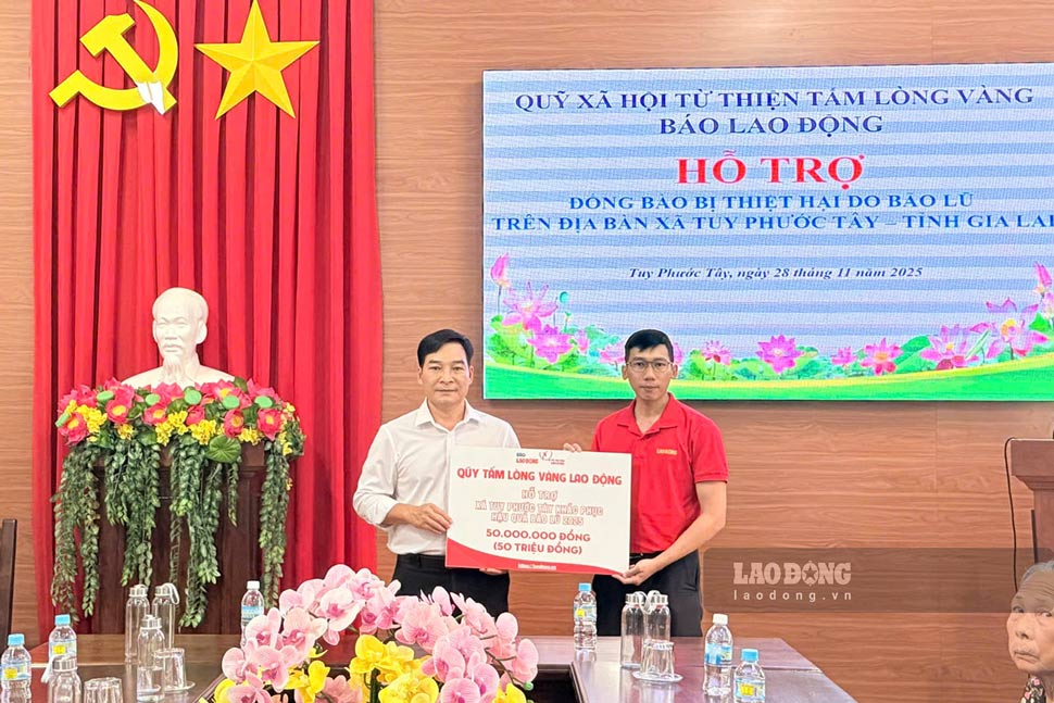 nhan ho tro 50 trieu dong tu Quy Tam long Vang. Anh: Hoai Phuong