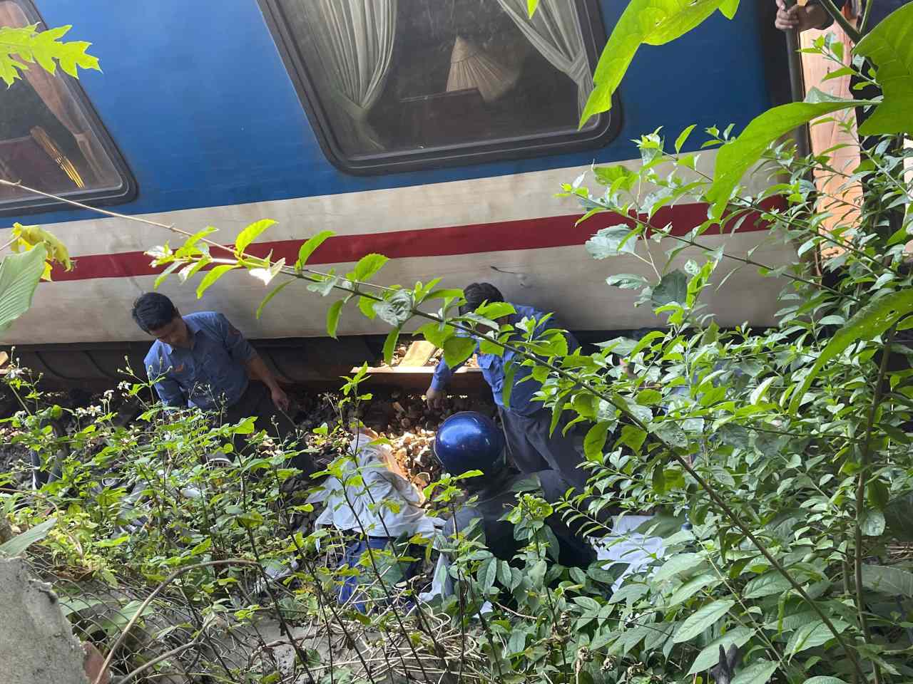 Nguoi dan cung luc luong chuc nang dua nguoi bi thuong di cap cuu. Anh: Van Duc