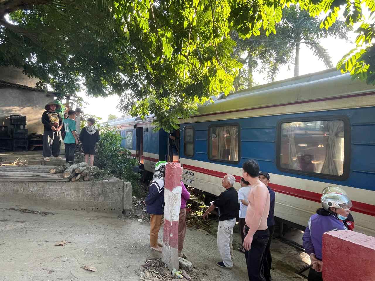 Khu vuc xay ra tai nan khong co gac chan duong tau. Anh: Van Duc