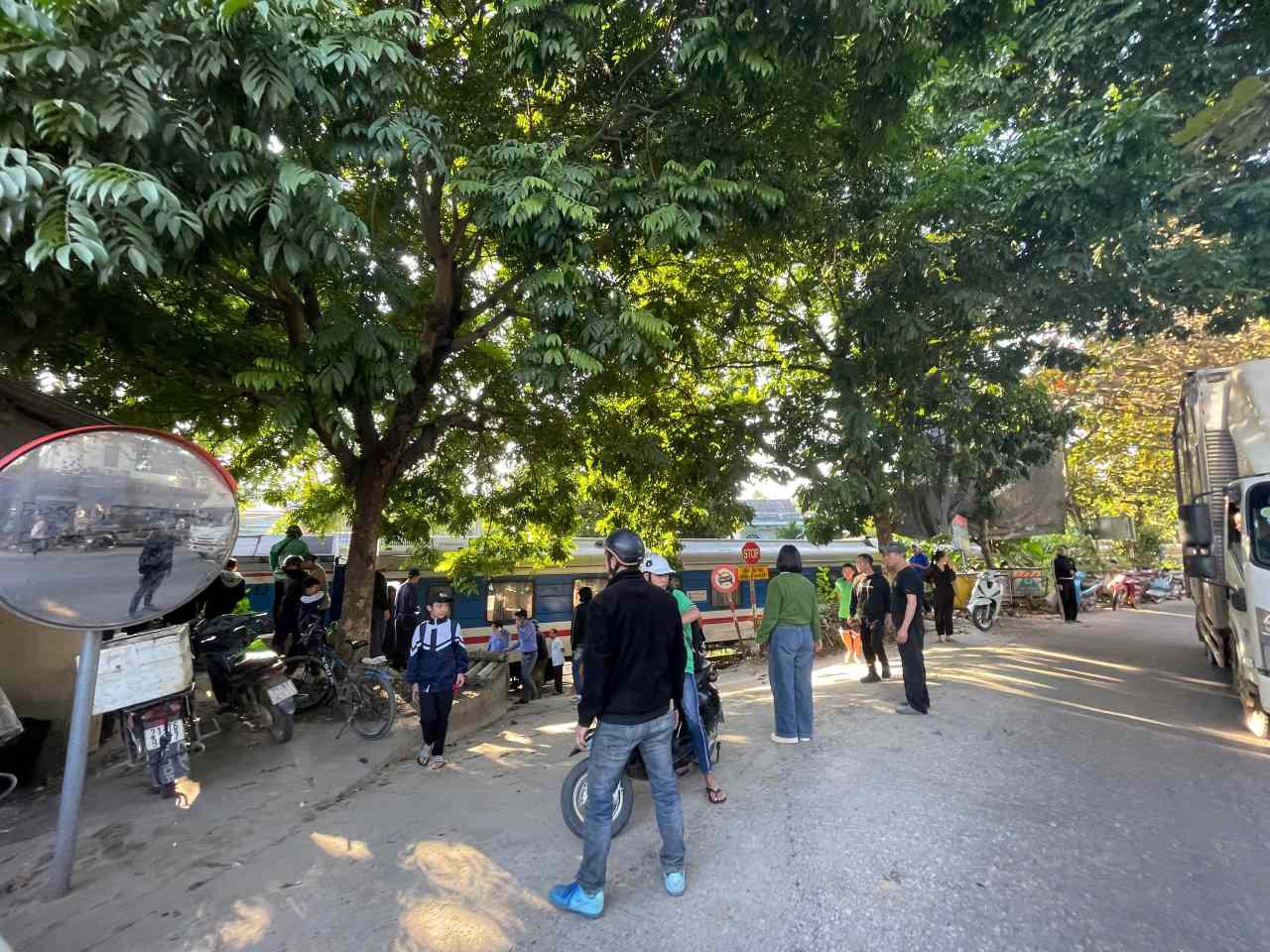 バイクと列車の衝突現場。写真:Van Duc.