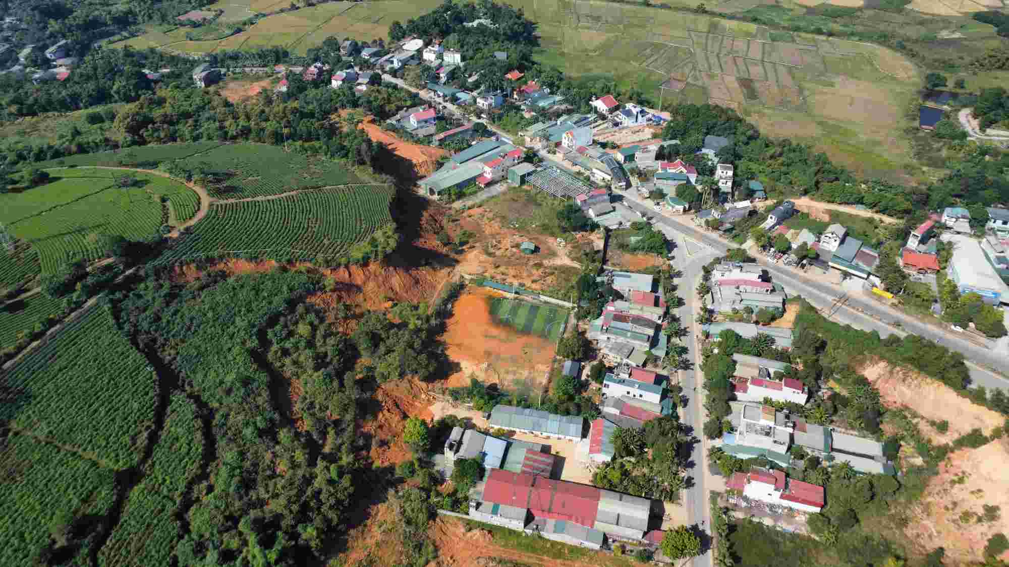 Vi-ba丘陵地帯に亀裂が現れています。写真:Viet Bac