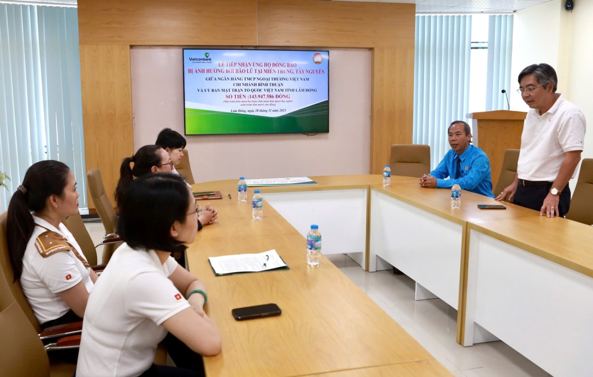 So tien ung ho do doan vien, nguoi lao dong cua Ngan hang TMCP Ngoai thuong Viet Nam - chi nhanh Binh Thuan dong gop. Anh: Duy Tuan