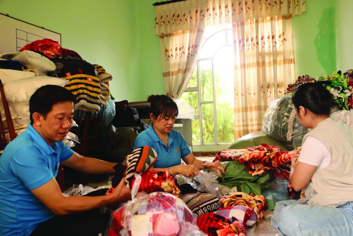 労働組合員が毛布や衣類を寄付し、住民をタイムリーに支援しています。写真:トゥイ・チャン