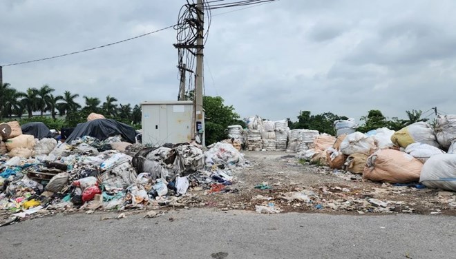 Ô nhiễm nặng và hiểm họa cháy nổ bao trùm làng tái chế nhựa ở Hưng Yên