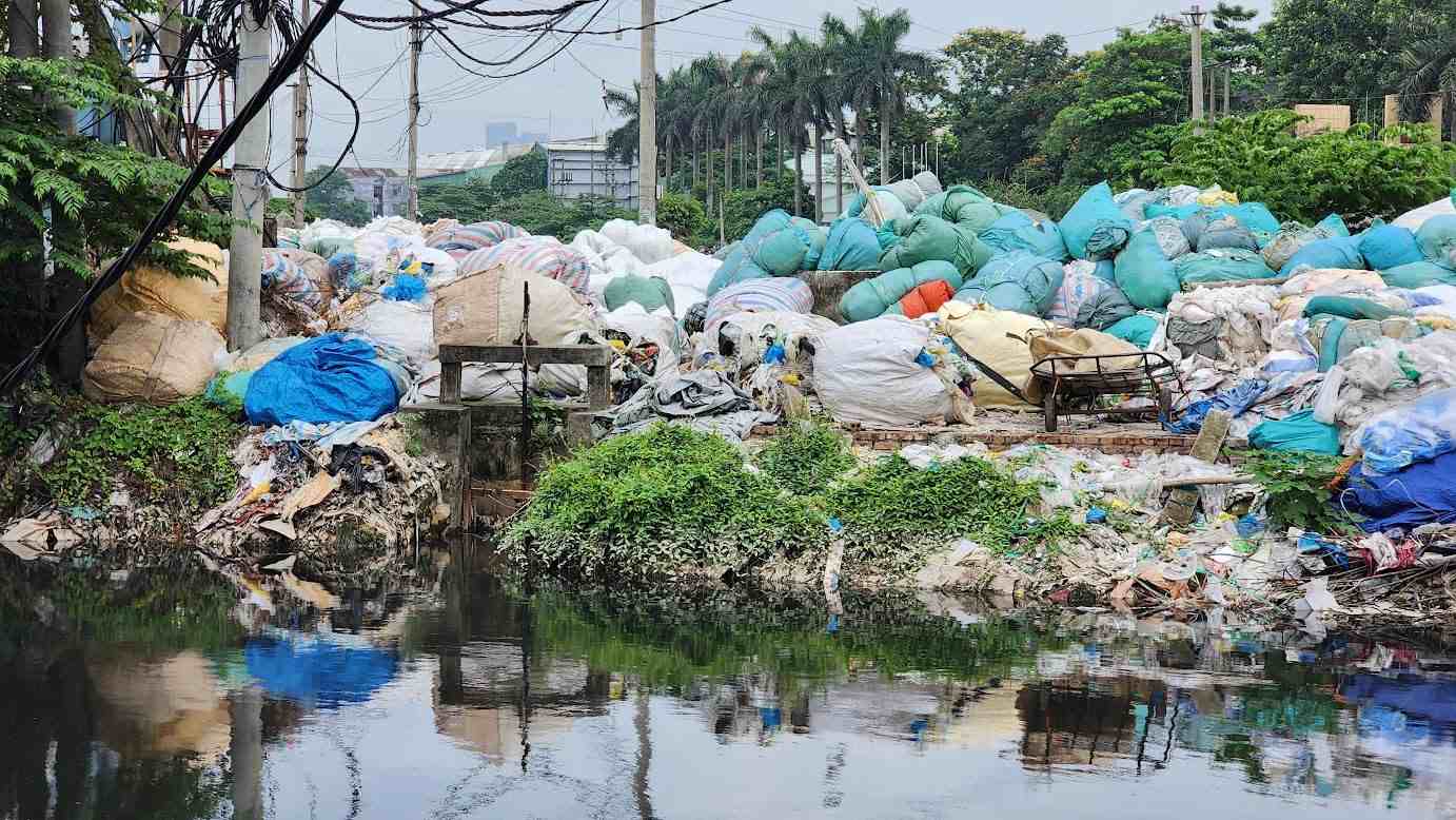 O nhiem tu khoi va nuoc thai lam con kenh den ngom. Anh: Mai Huong