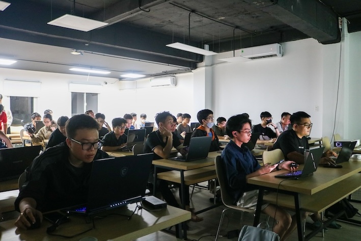 Young people need to master AI in the midst of the booming AI era. Photo: Aptech.