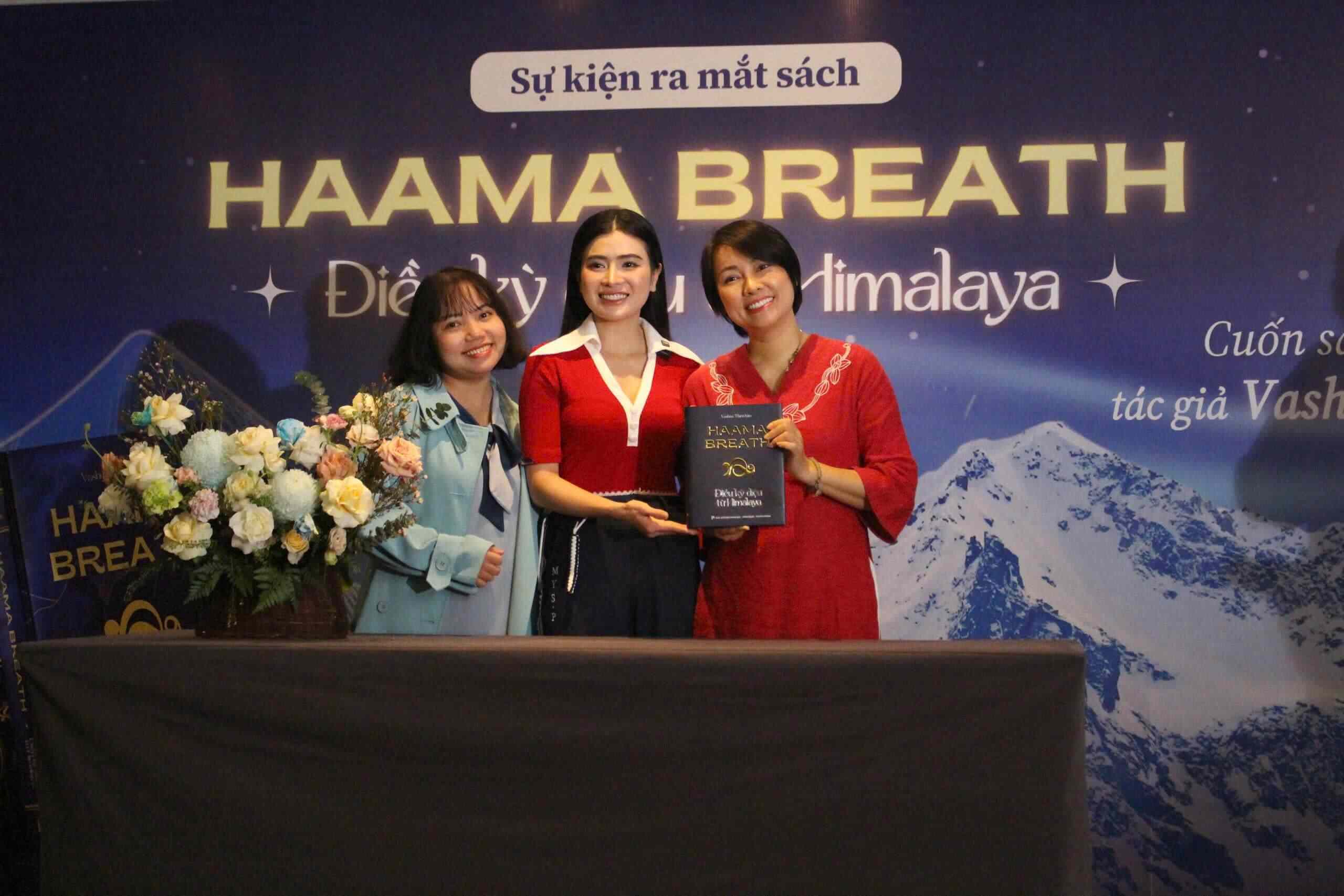 Tac gia Vashna Thien Kim chup anh luu niem cung khan gia. Anh: Le Tuyen