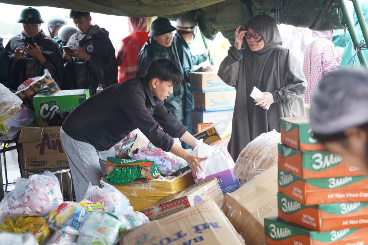 軍はタイニャチャン区のゴックホイ橋に野戦テントを設置し、人々に必需品と避難所を提供している。写真：胡龍