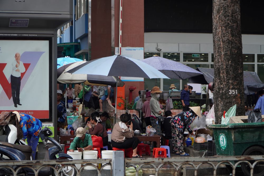 グエン・ティ・ミン・カイ通り（ホーチミン市）の病院前の歩道で露天商が販売を行っている。写真: ゴック・アン