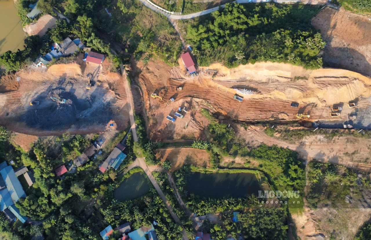 Nhung doan co mat bang duoc nha thau tap trung nhan luc, may moc thi cong ngay dem. Anh: Van Duc