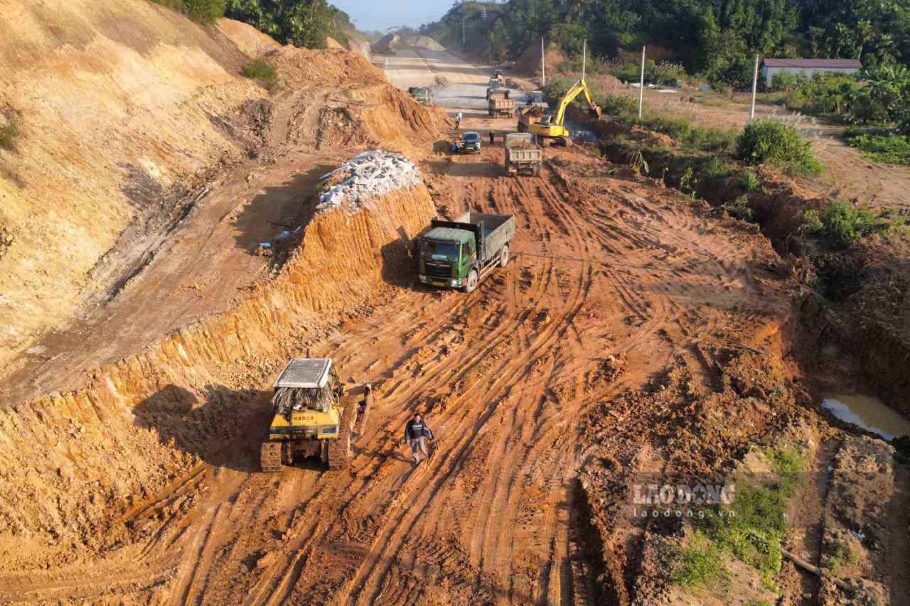 El contratista aprovecha el clima soleado para acelerar el progreso de la construccion del proyecto de mejora de la Carretera Nacional 32. Foto: Van Duc.