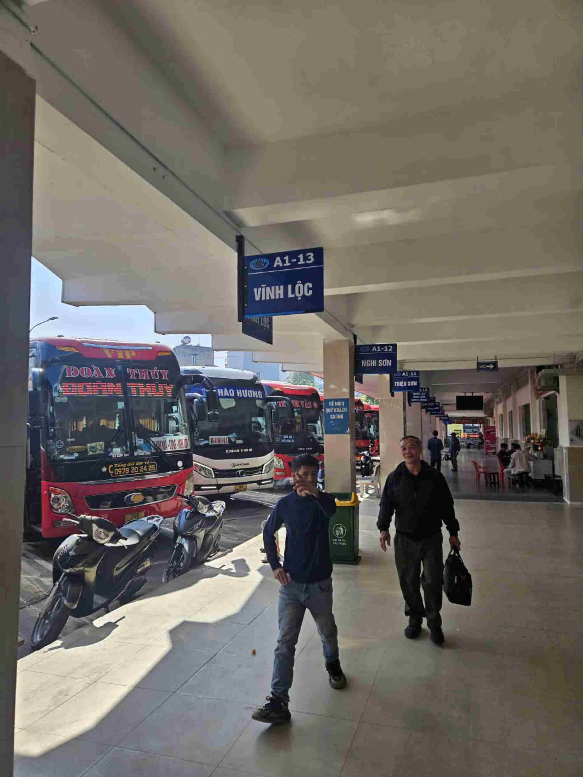 人々が簡単に認識できるように、交通手段は各地域で乗客を迎え、返却するように手配されています。写真:Chau An