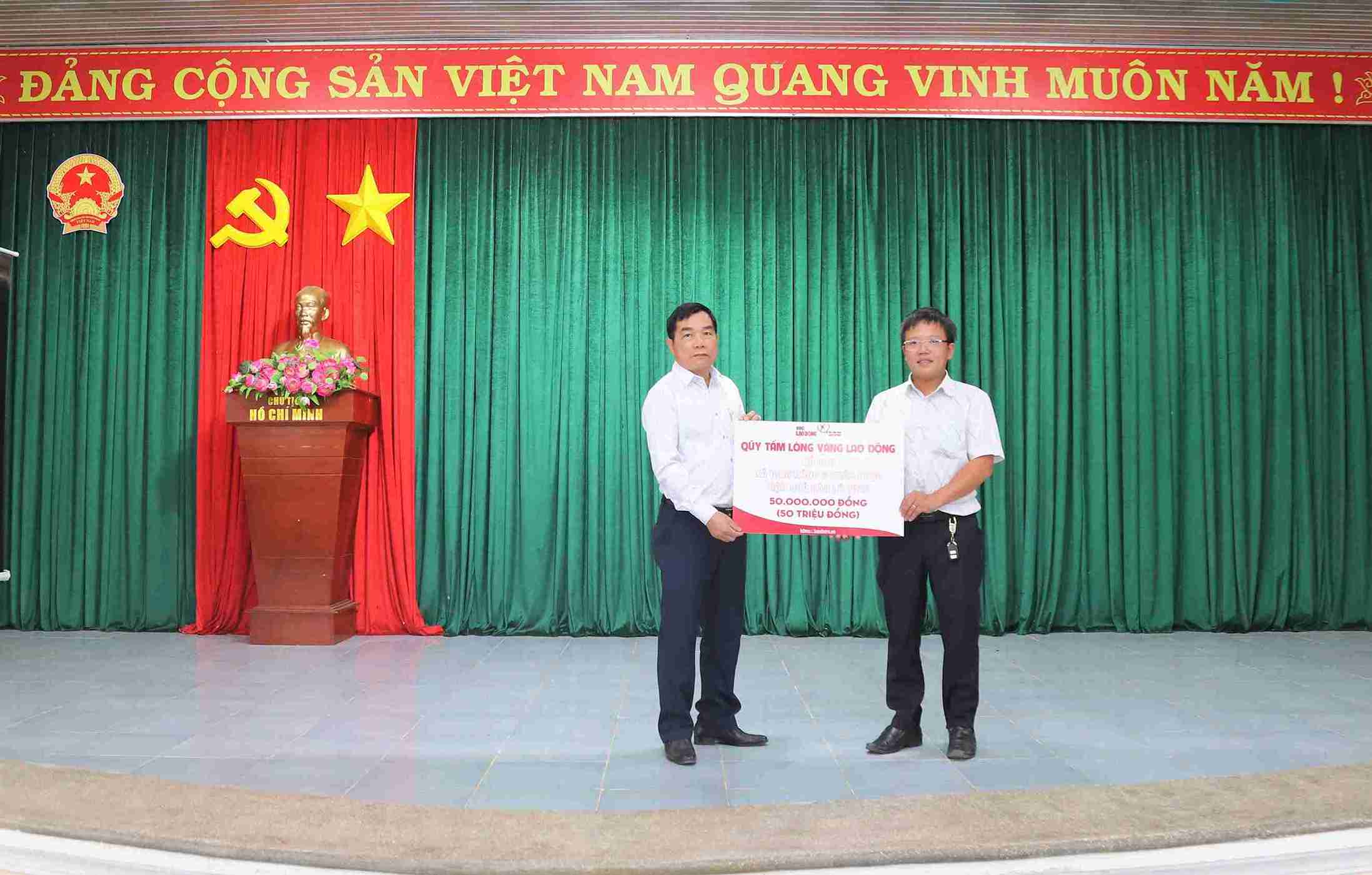 Phong vien Bao Lao Dong trao ho tro 50 trieu dong tu Quy Tam long Vang cho xa Dam Rong 4. Anh: Phuc Khanh