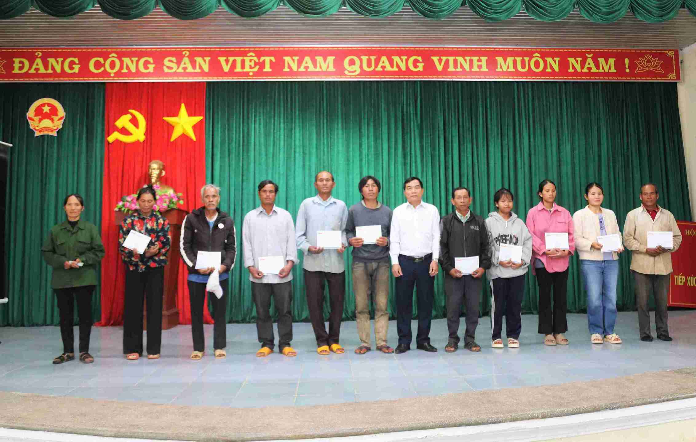 Nhung phan qua thiet thuc tu Quy Tam long Vang giup ba con dong bao dan toc thieu so xa Dam Rong 4 som tai thiet cuoc song. Anh: Phuc Khanh