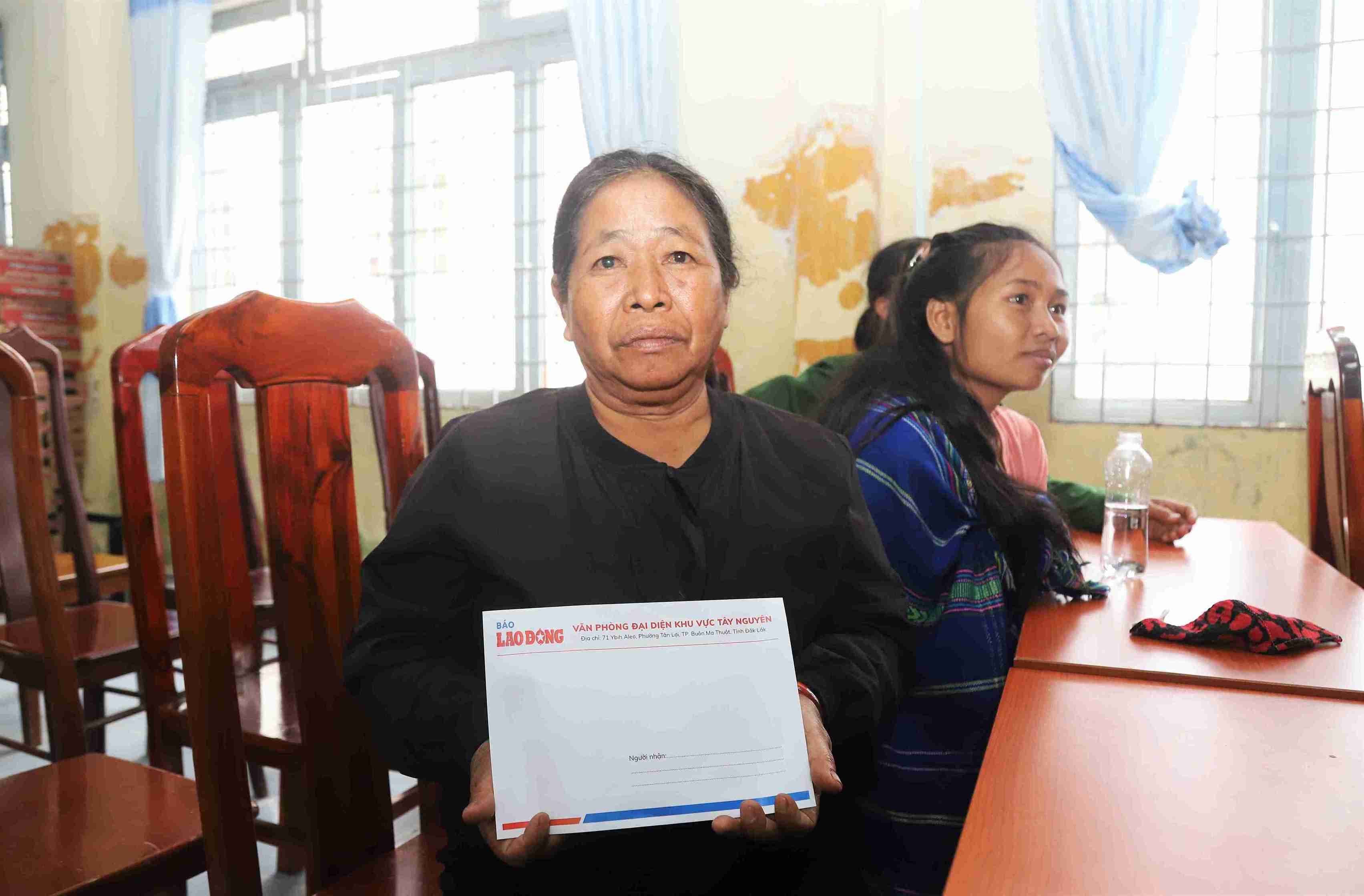 Ba Ndu K’Jieng (ngu tai thon Da Nhinh 1) co 4 con bo bi lu cuon troi nhan qua tu Quy Tam long Vang. Anh: Phuc Khanh