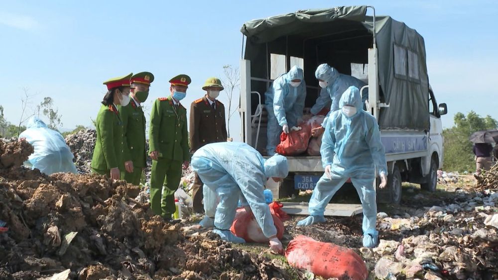 Cong an xa Dong Tien tieu huy so thit lon 