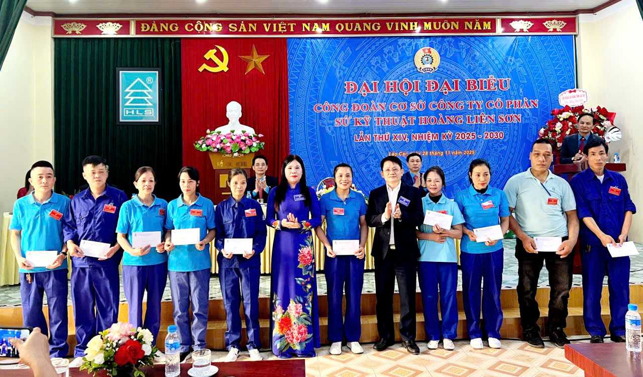 Lanh dao LDLD tinh Lao Cai cung lanh dao doanh nghiep tang qua toi cong nhan. Anh: Bao Nguyen