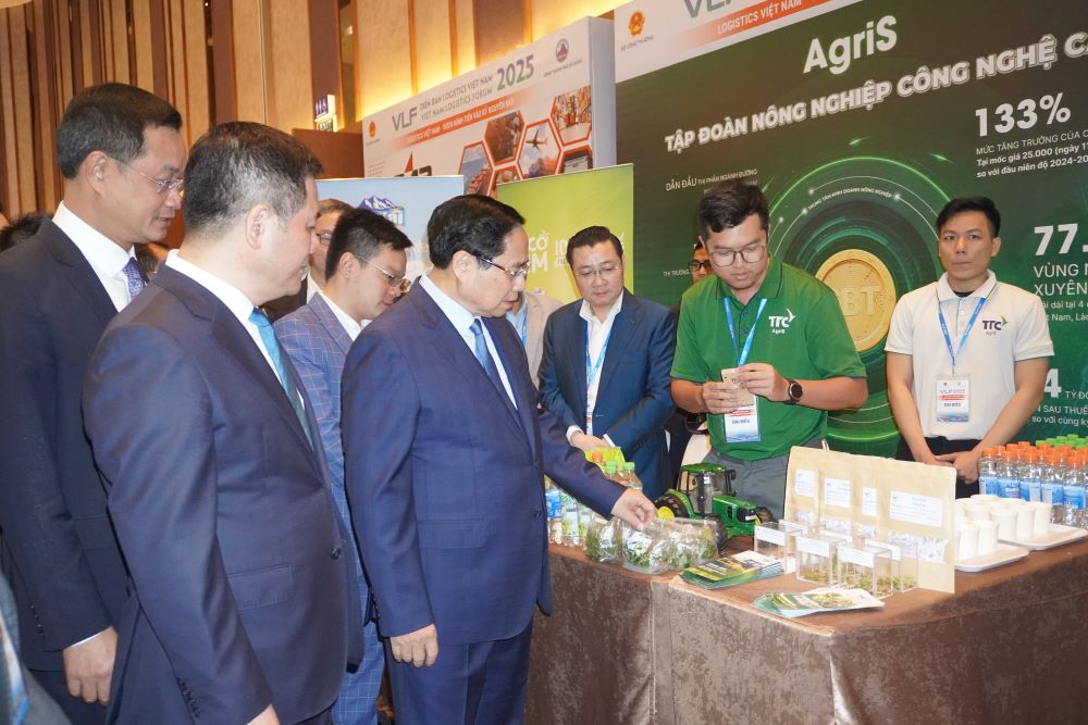 Thu tuong Chinh phu Pham Minh Chinh tham quan cac gian hang tai Dien dan Logistics Viet Nam 2025 duoc to chuc o Da Nang. Anh: Tran Thi