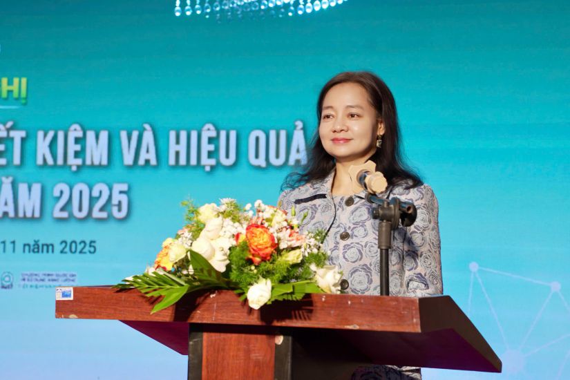La directrice du Département de l'innovation de la transition verte et de l'entrepreneuriat - Ministère de l'Industrie et du Commerce - Mme Nguyễn Thị Lâm Giang s'exprime lors de la conférence. Photo : Phương Loan