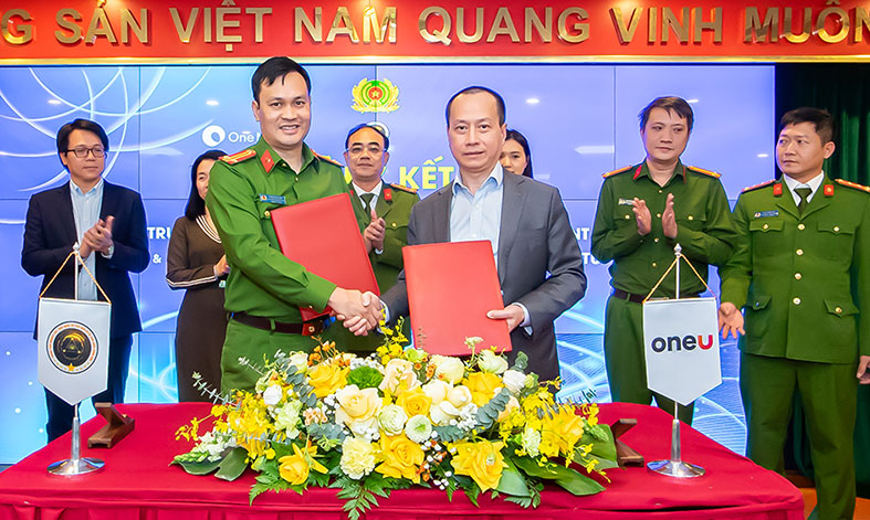 Many utilities such as healthcare, social security, real estate, etc. will be researched, integrated, and authenticated on VNeID. Photo: RAR