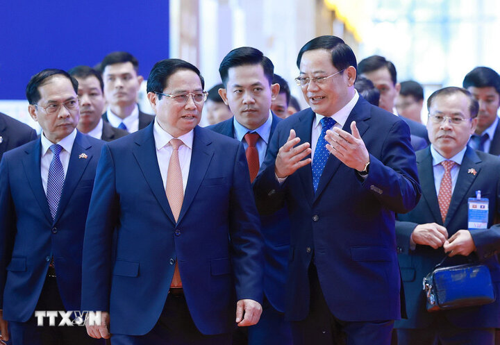 2025年1月の第47回ベトナム・ラオス政府間委員会会議における政治局員のファム・ミン・チン首相とラオス首相ソネサイ・シパンドン。写真：TTXVN