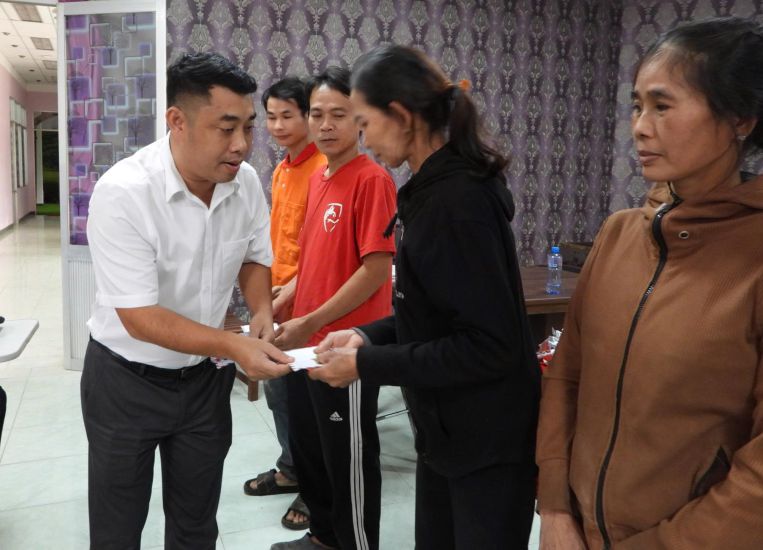 Quy XHTT Tam long Vangの代表者が、最近の豪雨と洪水の後、Dam Rong 4 xa(ラムドン省)の住民に支援金を贈呈しました。写真:Huu Long