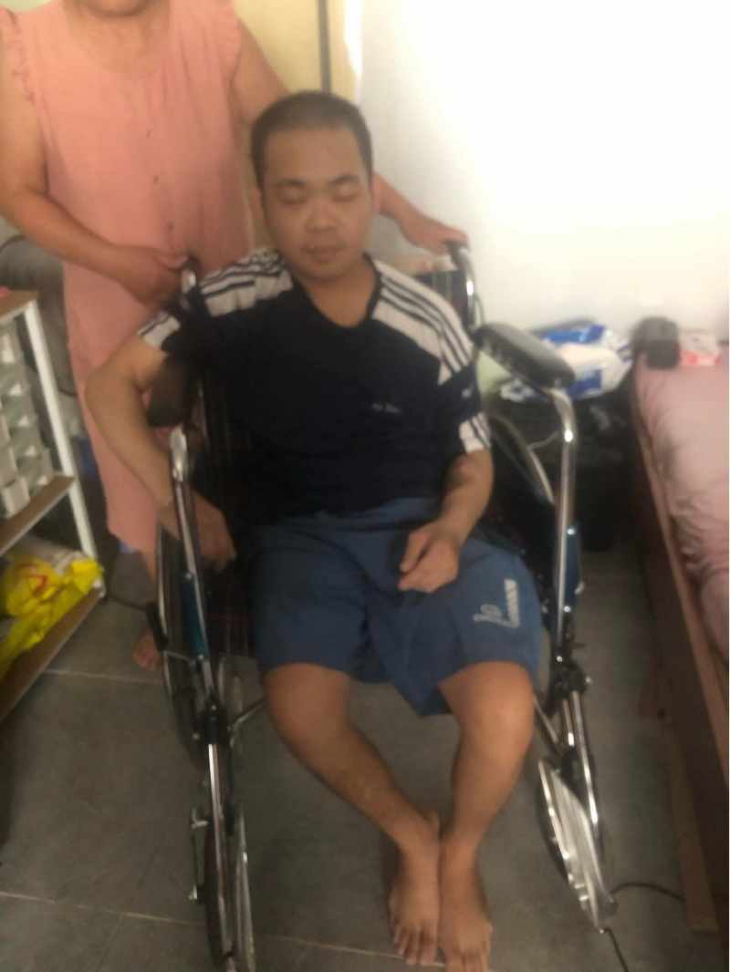 Anh Tu phai ngoi xe lan sau bien chung gay co xuong dui. Anh: NVCC