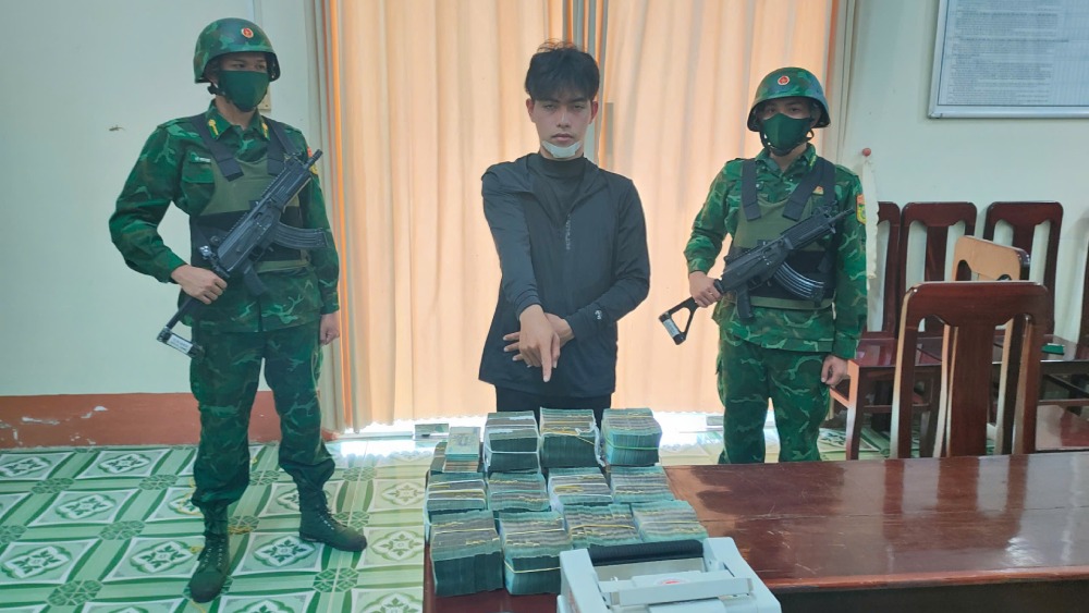 Châu a reconnu avoir transporté illégalement des devises à travers la frontière.