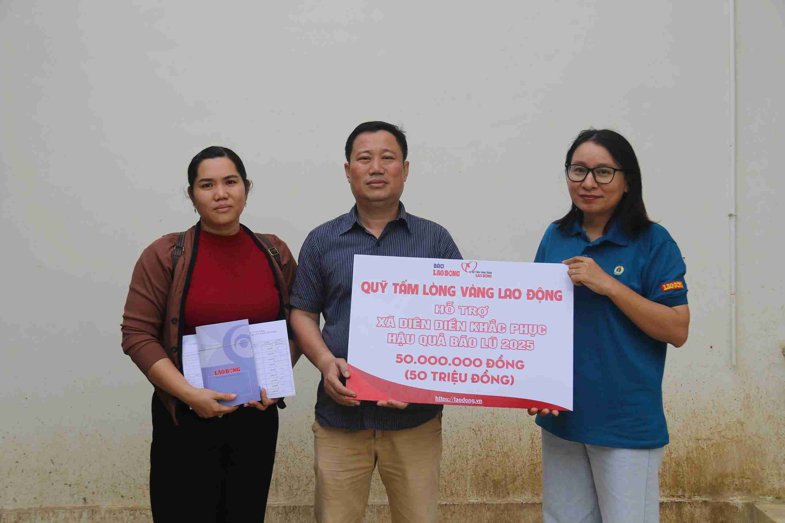 Tam long Vang慈善社会基金の代表者が、洪水被害を受けたカインホアの住民に支援を贈呈しました。写真:Huu Long