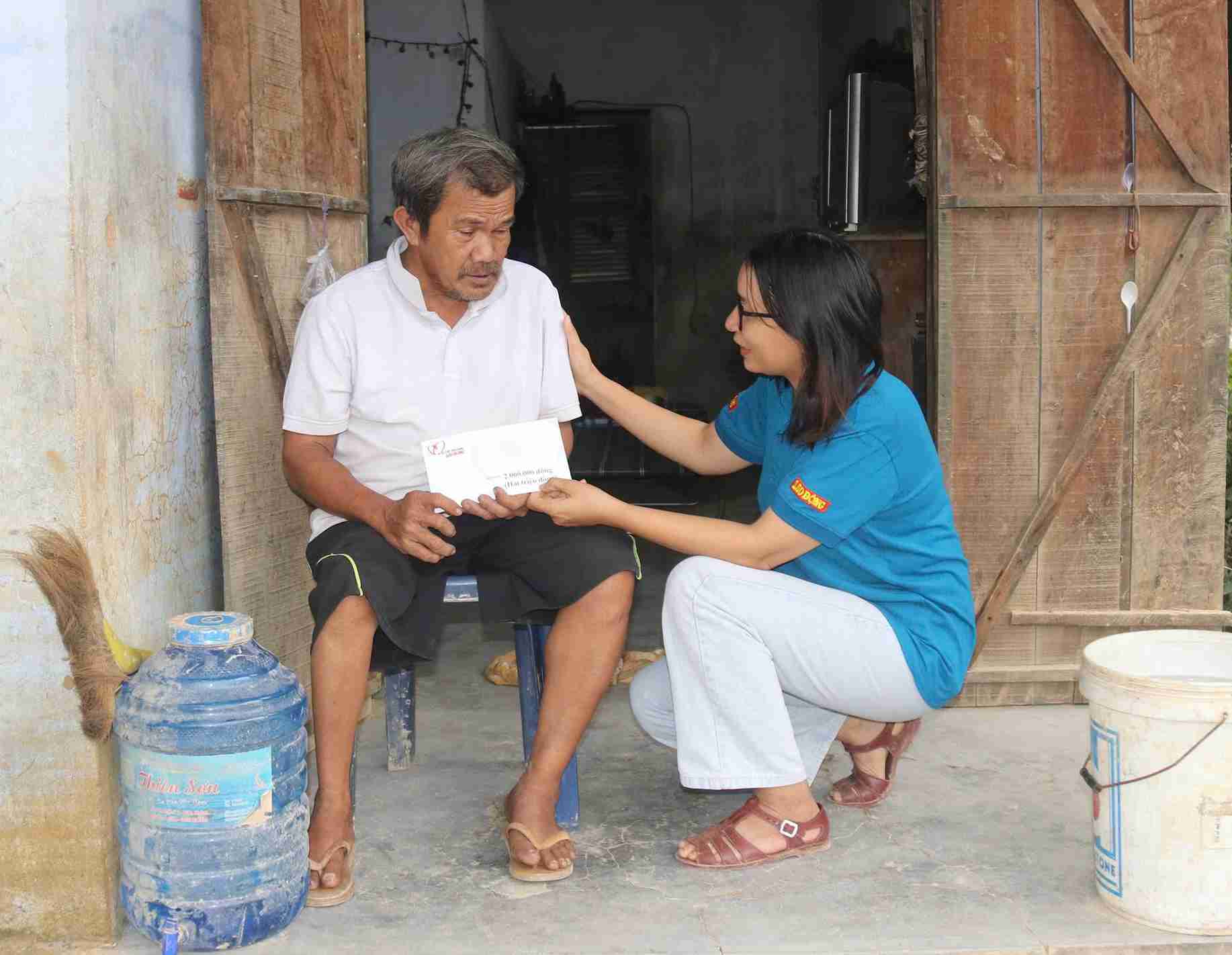 Dai dien Quy da den tham va tang qua gia dinh ong Bui Ngoc Sang. Anh: Huu Long