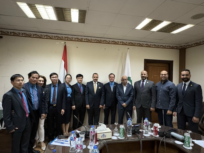 Doan dai bieu Cong doan Viet Nam va lanh dao Lien hiep Cong doan Ai Cap tai hoi dam. Anh: Ban Cong tac Cong doan