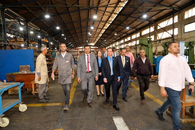 Delegacion del Sindicato de Vietnam visita y trabaja con la Compañia de Produccion de Equipos Electricos EGEMAC. Foto: Comite de Trabajo del Sindicato