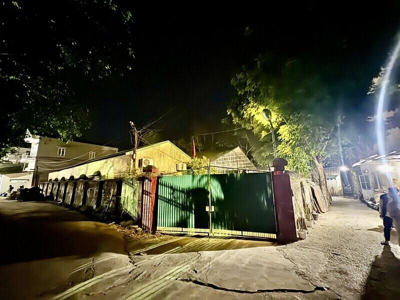 Cổng trụ sở cũ được khóa ngoài, tường rào được bao bằng dây thép gai. Ảnh: Nhóm PV