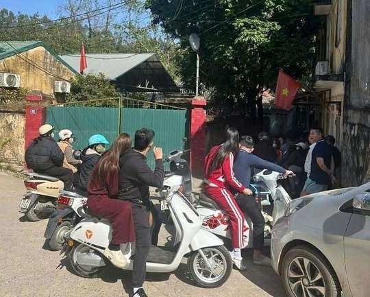 Người dân hiếu kỳ đứng xem tại thời điểm công an làm việc tại đây. Ảnh: Người dân cung cấp