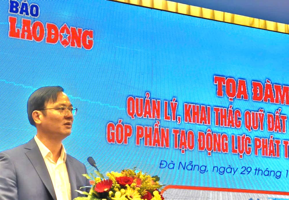 Ong Le Van Tuan - Pho Giam doc So Xay dung tham luan tai toa dam. Anh: Tuong Minh