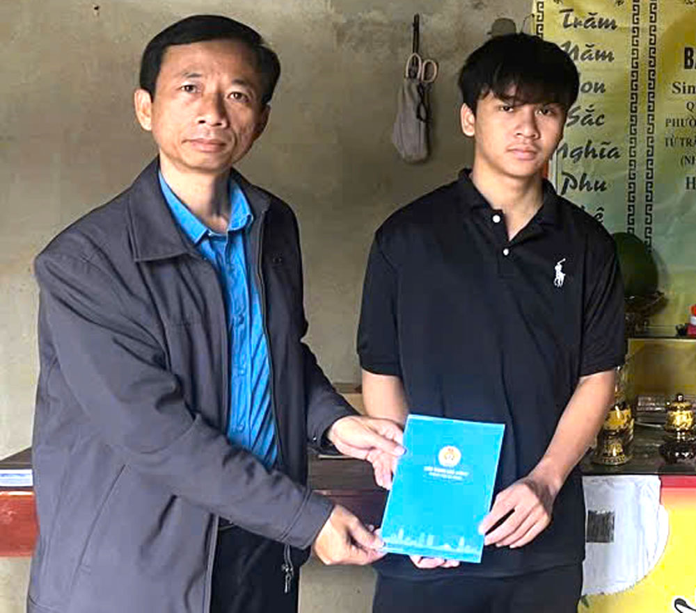 La Federacion Laboral de la ciudad de Da Nang visita y apoya a las familias de miembros del sindicato que murieron a causa de una enfermedad grave. Foto: Sindicato de Da Nang.